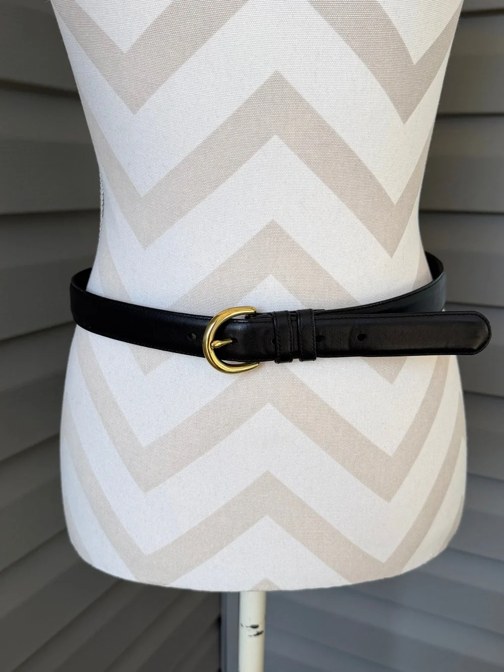 Vintage Coach Leather Black Belt Hardware: A rounded solid brass buckle Sz M